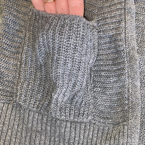 Grey half sleeve carnagian,size extra small, the brand is American eagle - Picture 4 of 4